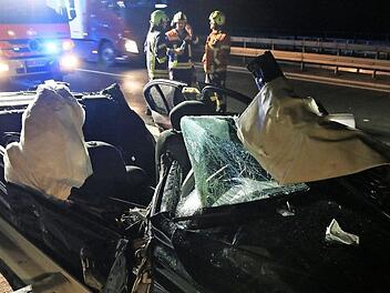 Nur noch Scherben: Dieser Unfall ging für die drei Insassen glimpflich aus. Doch nicht jeder hatte 2016 so ein Glück. Foto: Archiv News5/Merzbach