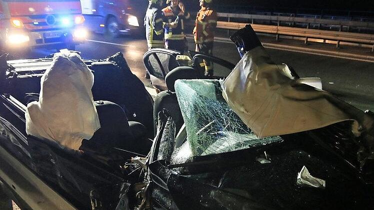 Nur noch Scherben: Dieser Unfall ging für die drei Insassen glimpflich aus. Doch nicht jeder hatte 2016 so ein Glück. Foto: Archiv News5/Merzbach