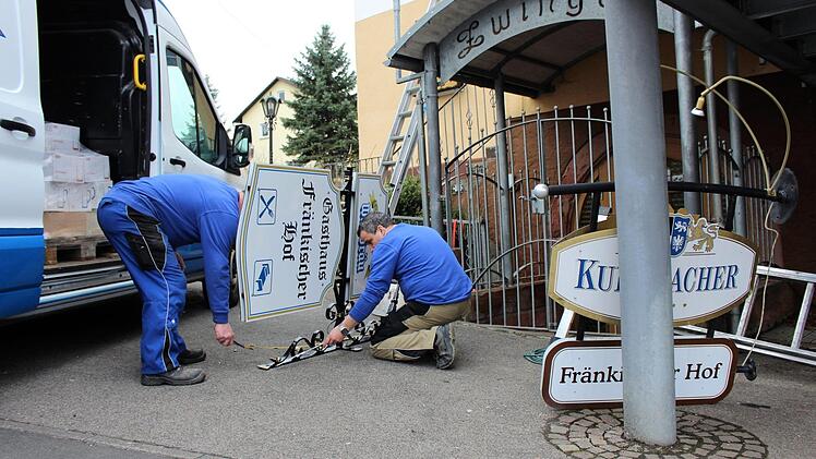Neue Leuchtreklame wird über dem alten "Zwinger" montiert und deutet auf die baldige Eröffnung des Fränkischen Hofes hin.  Foto: Julia Raab