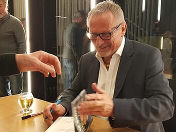 Bereitwillig signierte Konstantin Wecker nach der Lesung seine Bücher. Foto: Eckehard Kiesewetter