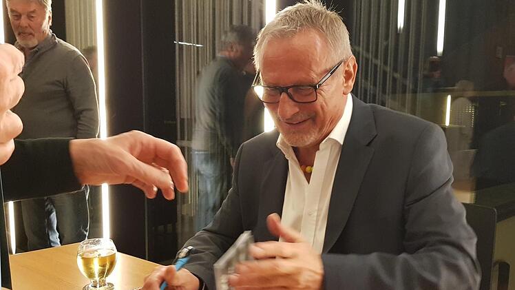 Bereitwillig signierte Konstantin Wecker nach der Lesung seine Bücher. Foto: Eckehard Kiesewetter