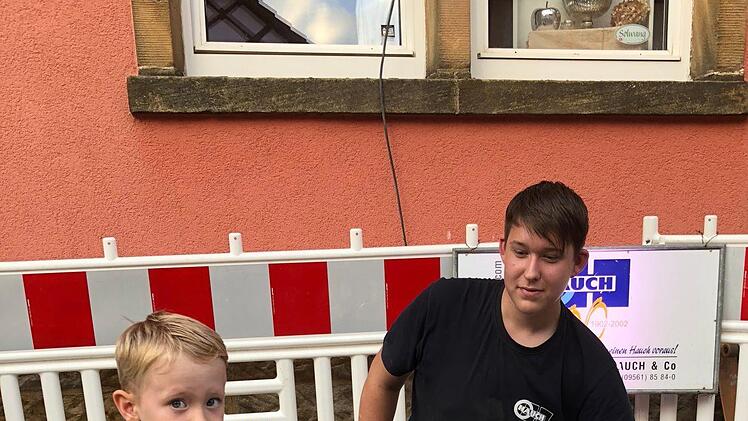 Unter der Anleitung von Auszubildenden der Firma Otto Hauch konnten diese jungen Besucher der "Nacht des Handwerks und der Manufakturen" am Samstag das Maurern versuchen. Foto: Bettina Knauth