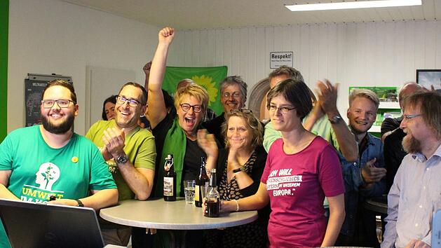 Auch wenn es f&uuml;r Ina Sinterhauf (rosa T-shirt) nicht ganz f&uuml;r den Landtag gereicht hat, haben die Gr&uuml;nen Grund zum Jubeln. Foto: Ulrike Nauer