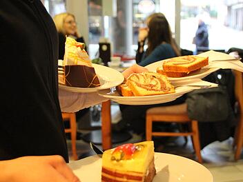 Kaffee- und Kuchengeschäft im Café  Kaiser: Eine Bedienung trägt eine Bestellung durch den Gastraum zum Tisch. Benedikt Borst