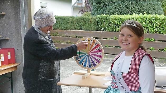 Marmeladenprinzessin Alina &uuml;berreichte die Preis am Gl&uuml;cksrad.  Foto: Manfred Welker