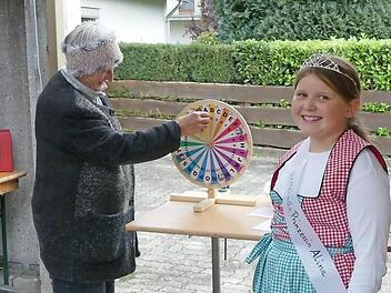 Marmeladenprinzessin Alina überreichte die Preis am Glücksrad.  Foto: Manfred Welker