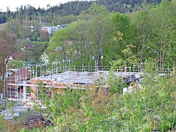 Der Hausbau auf dem Gebiet Heinrichshöhe wurde wegen fehlender Unterlagen und Planüberschreitungen vom Landratsamt gesperrt.
