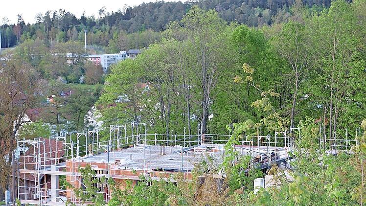 Der Hausbau auf dem Gebiet Heinrichshöhe wurde wegen fehlender Unterlagen und Planüberschreitungen vom Landratsamt gesperrt.