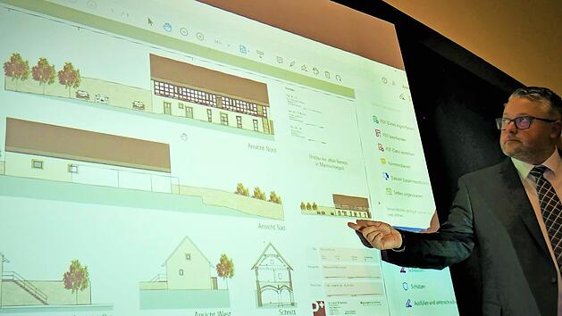 Bürgermeister Marc Benker informierte über den Umbau der Remise im Hinterhof des Rathauses.
