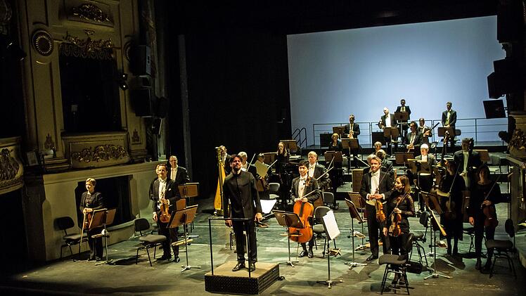 reichlich Applaus gab es beim Sinfoniekonzert für das Philharmonische Orchester Landestheater Coburg und seinen Dirigenten Johannes Brahns.Foto: Jochen Berger