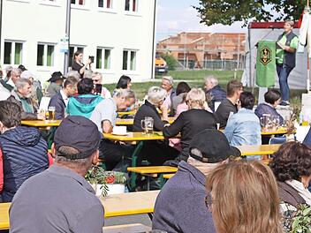 Obfrau Sandra L&ouml;ffler hie&szlig; die Wandergruppen aus der ganzen Region in Buchbach willkommen.