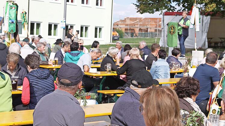 Obfrau Sandra L&ouml;ffler hie&szlig; die Wandergruppen aus der ganzen Region in Buchbach willkommen.