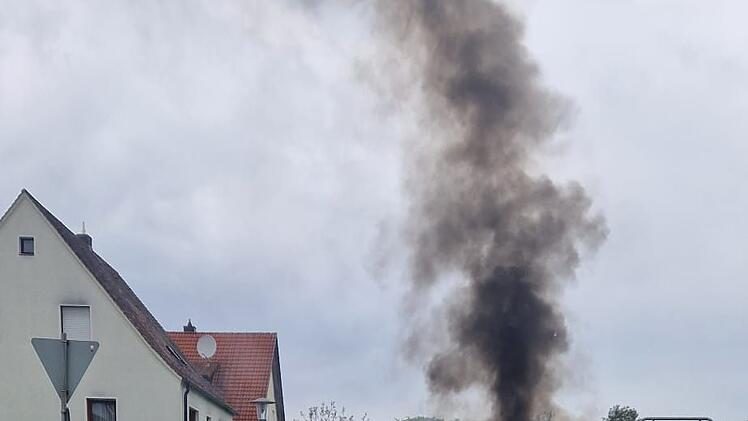 "Detonationen aufgrund der Ladung": Paket-Transporter in Flammen - Feuerwehr mit schwerem Atemschutz im Einsatz