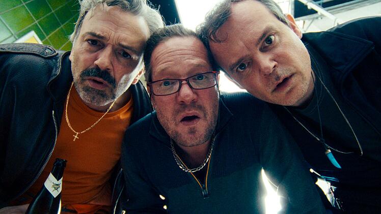 Die drei Schulfreunde Guido (Alexander Wipprecht, links), Hajo (Aurel Manthei, Mitte) und Thorsten (Johannes Allmayer) haben es zum M&uuml;llmann, Kioskbetreiber und Hausmeister gebracht. Alle drei M&auml;nner mittleren Alters sind Singles.