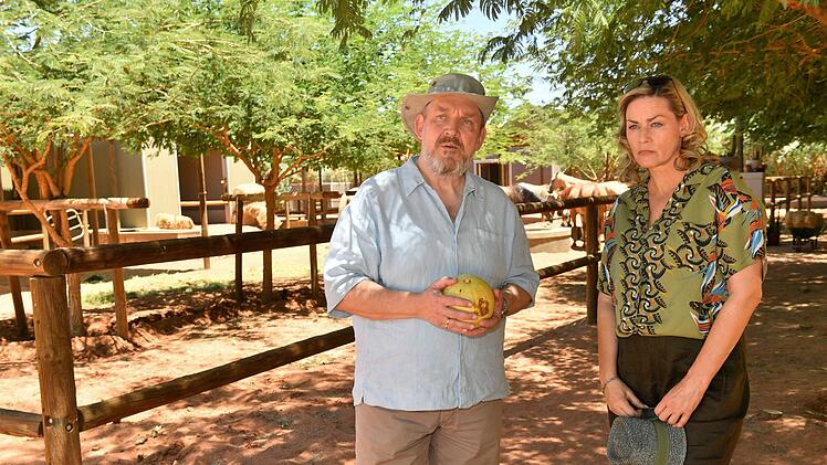 Auch ein Kommissar braucht mal "Urlaub": Dietmar B&auml;r (Bild, mit Gesine Cuckrowski) ging 2023 an Bord des ZDF-"Traumschiff".