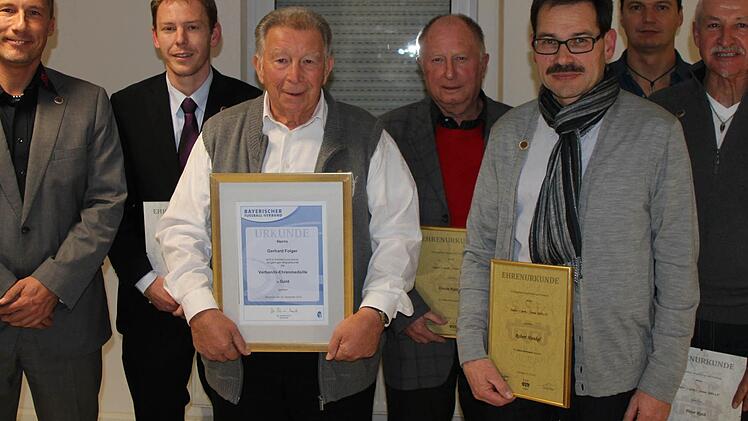 Treue Mitglieder des SSV Kitzingen ehrten der erste und zweite Vorstand Mathias Rumpel (links) und Christian Hofrichter (2. von rechts): Stefan Güntner, Gerhard Folger, Erwin Rattinger, Robert Heinkel und Peter Roth.  Fotos: Thomas