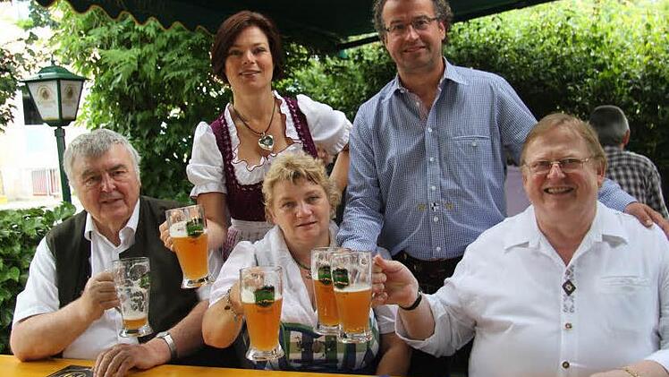 Die Festwirte Günther Limmer, Edeltraud und Werner Glaser sowie Helga Metzel und Michael Schmid von der Brauerei.