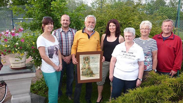 Der Festausschuss des TSV Stockheim im Jubiläumsjahr (von links):Kerstin Weschta, Jörg Roth, Vorsitzender Rainer Kraus mit Urkunde von 1905, Christel Beez, Gertrud Janz, Brunhilde Renk, Hilmar Welscher. Es fehlt Reinhold Müller.