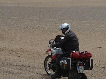Wolfgang Fläschner in der iranischen Wüste. Foto: privat