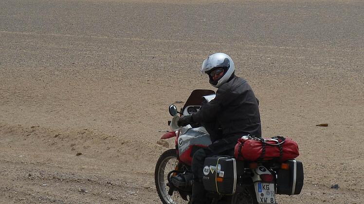 Wolfgang Fläschner in der iranischen Wüste. Foto: privat