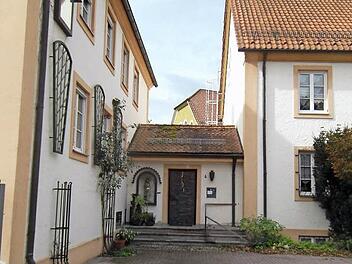 Zwischen Pfarrhaus (links) und Pfarrzentrum (rechts) soll der neue Aufzug entstehen.  Foto: Susanne Deuerling
