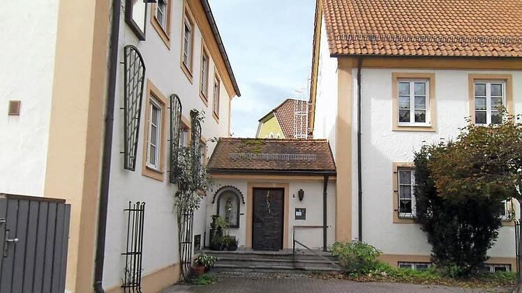 Zwischen Pfarrhaus (links) und Pfarrzentrum (rechts) soll der neue Aufzug entstehen.  Foto: Susanne Deuerling