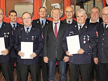 Die für 40 Jahre geehrten Feuerwehrleute mit Kommandant Christian Dauer (Vierter von links), Vorsitzendem Thomas Bier (Zweiter von links) sowie KBR Bernhard Ziegmann und KBI Reinhold Schumm (von rechts)  Foto: Evi Seeger