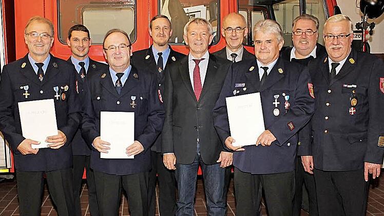 Die für 40 Jahre geehrten Feuerwehrleute mit Kommandant Christian Dauer (Vierter von links), Vorsitzendem Thomas Bier (Zweiter von links) sowie KBR Bernhard Ziegmann und KBI Reinhold Schumm (von rechts)  Foto: Evi Seeger