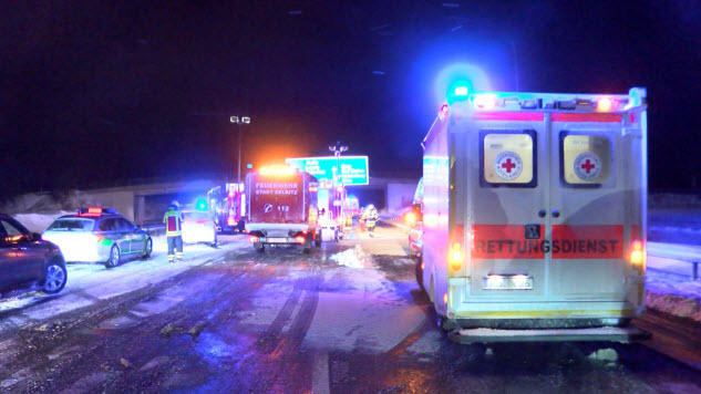 Lkw prallt auf A9 in Unfallstelle