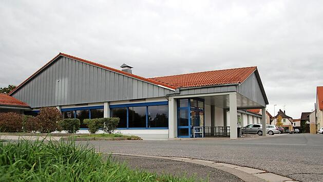 Noch steht das Geb&auml;ude leer, doch bald soll im ehemaligen Lidl-Markt in Bad Staffelstein ein neues Gesch&auml;ft einziehen. Fotos: Tobias Kindermann