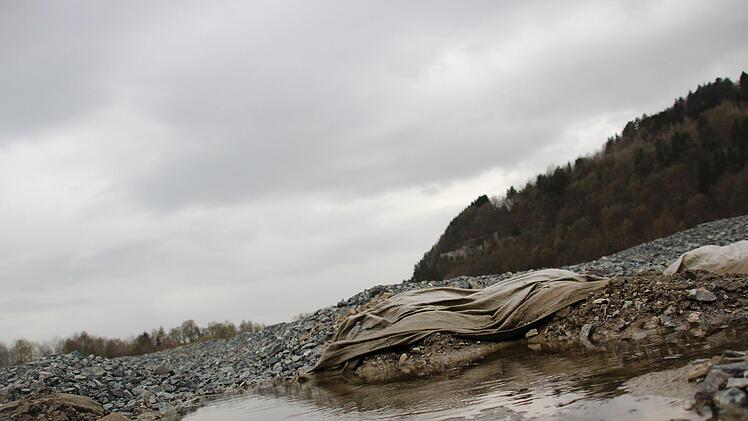 Im November wurde die Baufirma fristlos gekündigt, seitdem tut sich auf der Baustelle in Zeyern nichts mehr. Foto: Anna-Lena Deuerling