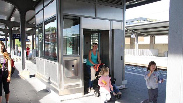 Bahnfahren mit drei Kindern ist schon stressig genug. Chantal Steiner ist froh, dass sie nun wenigstens mit dem Aufzug zum Bahnsteig kommt. Foto: Simone Bastian