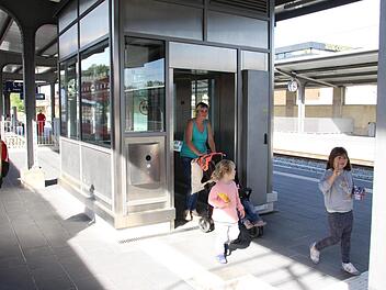 Bahnfahren mit drei Kindern ist schon stressig genug. Chantal Steiner ist froh, dass sie nun wenigstens mit dem Aufzug zum Bahnsteig kommt. Foto: Simone Bastian