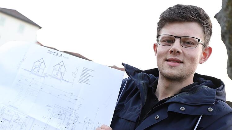 Andreas Beetz zeigt die Pläne für zwei Ferienhäuser in Tiefenbach. Foto: Marian Hamacher