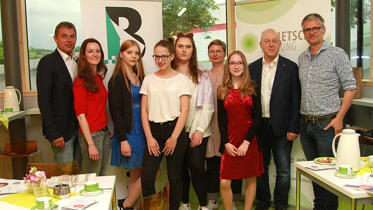 Vor kurzem erst erhielt die Redaktion des "Wallburg-Express" als Premium-Preis in Bayern einen "Digitalen Tag". Unser Bild zeigt die Schülerzeitungsredakteure mit SZ-Redakteuren sowie den Schulvertretern - darunter Richard Künzel (Zweiter von rechts). Fotos: Günther Geiling