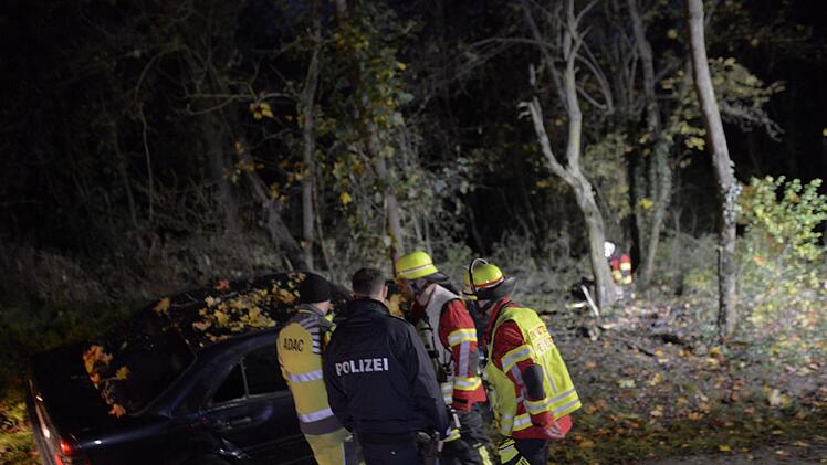Am Samstagabend ist ein Autofahrer in seinem Wagen eingeklemmt wirden. Der Unfall ereignete sich in W&uuml;rzburg. Foto: News5/H&ouml;fig