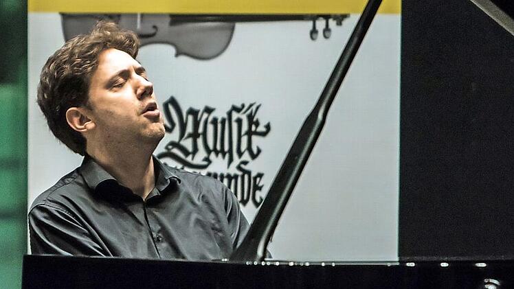 Zu Gast in Coburg bei der Gesellschaft der Musikfreunde Coburg: Der Pianist Benjamin Moser beeindruckte die Zuhörer bei seinem Solo-Abend im HUK-Foyer. Foto: Jochen Berger