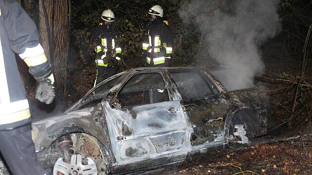 Betrunken von Feldweg abgekommen: Auto brennt vollst&auml;ndig aus