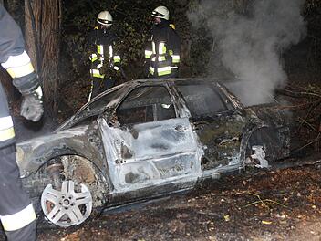 Betrunken von Feldweg abgekommen: Auto brennt vollständig aus