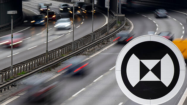 Schwarz-weißes Schild auf der Autobahn.