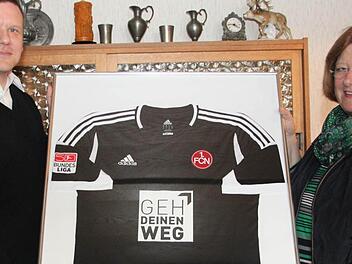 Club-Aufsichtsratsmitglied Chris Ehrenberg hat Ursula Eisenhut das Trikot von  Timo  Gebhardt überreicht. Am dritten  Spieltag  trugen alle  Bundesligaspieler den Schriftzug der Integrationskampagne "Geh Deinen Weg" auf der Brust. Foto: Alexander Hartmann