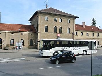 Der Haßfurter Bahnhof soll aufgewertet werden, plant sein Besitzer, die Deutsche Bahn.  Fotos: Brigitte Krause