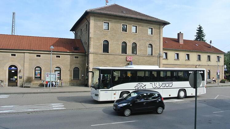 Der Haßfurter Bahnhof soll aufgewertet werden, plant sein Besitzer, die Deutsche Bahn.  Fotos: Brigitte Krause