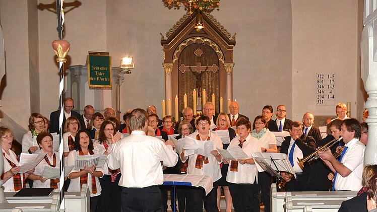 Der Projektchor "Sängerkranz" Birkenfeld und der Posaunenchor Ermershausen setzten gemeinsam den Schlussakkord beim Jubiläumskonzert.  Fotos: Gerhard Schmidt