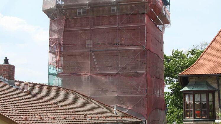 Der Rote Turm bleibt vorerst eingerüstet. Wie die Sanierung weitergeht, ist noch nicht entschieden. Foto: Stephan Tiroch