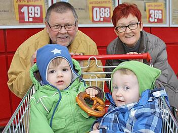 Haben alles schon im Wagen: Evi und Harry Sommer aus Meeder mit ihren beiden Enkeln Henry und Mats samt den letzten Weihnachtseinkäufen. Wenn jetzt doch noch etwas fehlen sollte, dann höchstens Kleinigkeiten, sagt Evi Sommer. Foto: Henning Schuster