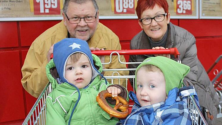 Haben alles schon im Wagen: Evi und Harry Sommer aus Meeder mit ihren beiden Enkeln Henry und Mats samt den letzten Weihnachtseinkäufen. Wenn jetzt doch noch etwas fehlen sollte, dann höchstens Kleinigkeiten, sagt Evi Sommer. Foto: Henning Schuster