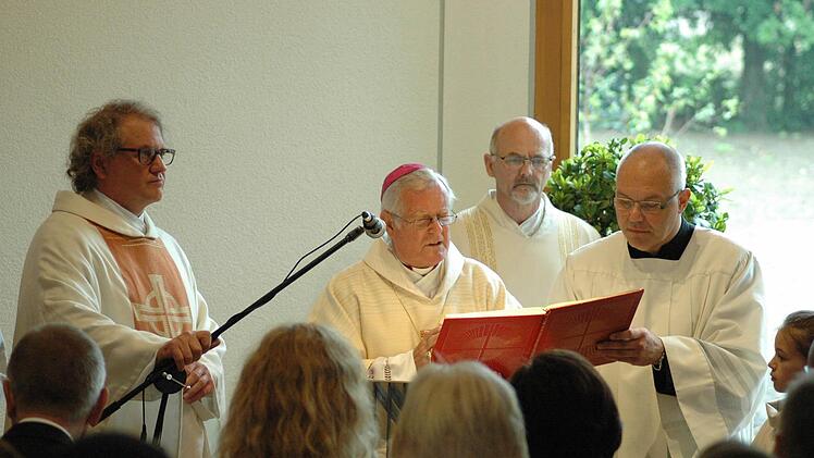 Ein großes Ereignis für Oberwildflecken war die Segnung von Kapelle und Dorfplatz. Foto: Sebastian Schmitt-Mathea