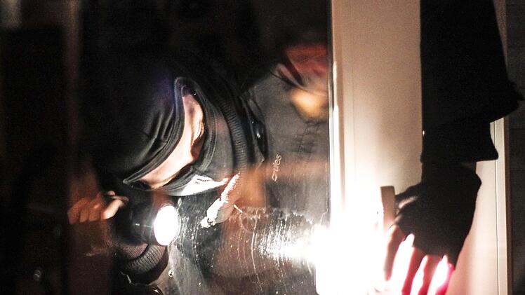 Über ein Fenster stiegen die Einbrecher in das Bankgebäude ein.  Symbolfoto: Christopher Schulz