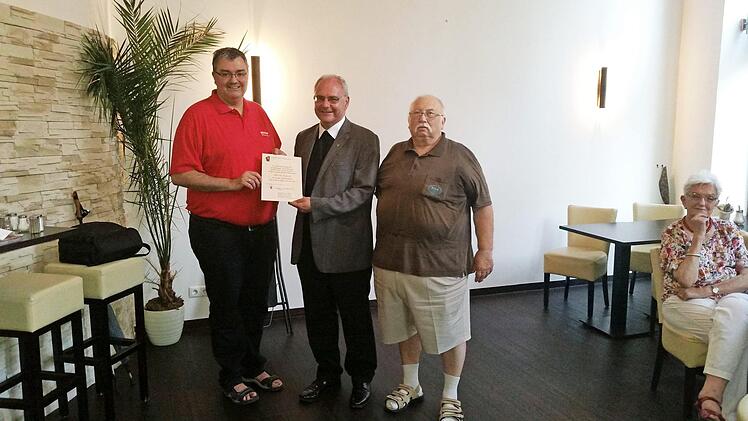 Pfarrer Kilian Kemmer (Mitte) mit Marcus Gessner, Vorsitzender der Bamberger Krippenfreunde (links) und Wilfried Kuntke, der vor 40 Jahren den kleinen Kilian beim Bau von Krippen in einem Krippenbaukurs des Vereins angeleitet hat. Foto: privat